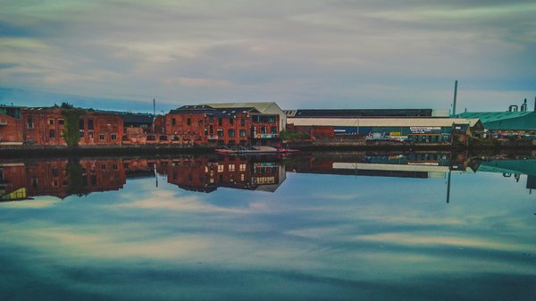What are the best strategies for visiting the historic shipbuilding yards in Belfast?