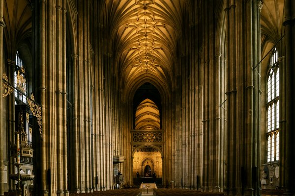 What are the best low-cost options for visiting the Canterbury Cathedral?