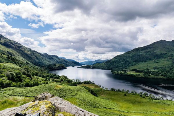 How can you experience the beauty of the Scottish lochs without overspending?